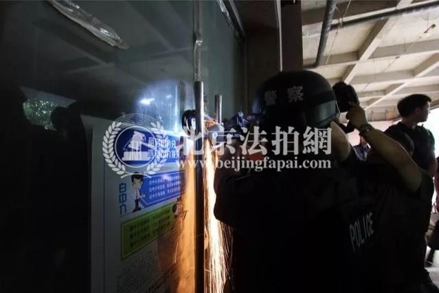 价值20多亿的法拍房成难题，强制腾退!法警用上了切割机!